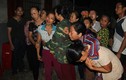 Trắng đêm chờ đón thi thể các nạn nhân nổ xe khách ở Lào