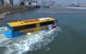 Xe buýt chạy bon bon dưới nước như phim viễn tưởng