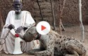 Thú chơi linh cẩu như "thú cưng" khó tin ở châu Phi
