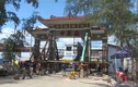 "Thần đèn" nâng cổng chùa 70 tấn ngoạn mục ở Sài Gòn