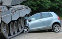 Sinh viên lái xe Toyota đâm thẳng vào xe tăng 62 tấn