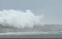 Cận cảnh sóng “tử thần” cao 15m nuốt người ở Đài Loan