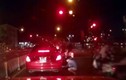 Trộm ngang nhiên cạy logo Mercedes chờ đèn đỏ ở TPHCM