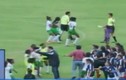 Cầu thủ nữ lột áo lao vào đánh trọng tài trên sân