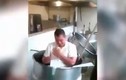 Video:Nhân viên bệnh viện tắm trong nồi nấu ăn cho bệnh nhân