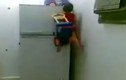 Bé trai 4 tuổi vác xe trèo nóc tủ lạnh nhanh thoăn thoắt