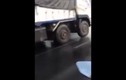 Xem xe tải bị khóa lốp vẫn chạy băng băng trên đường