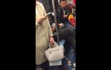 Clip ăn mày đếm tiền không ngơi tay trên tàu điện ngầm