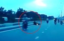 Video: Cướp phóng xe máy, giật dây chuyền ở Hà Nội