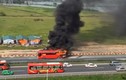 Video: Xe khách cháy ngùn ngụt trên cao tốc Pháp Vân-Cầu Giẽ