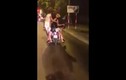 Cảnh 4 gái trẻ "làm xiếc" trên xe máy ở Hà Nội