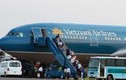 Máy bay Vietnam Airlines bị rách cánh, dừng bay