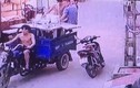 Xe ba gác đánh võng làm rơi 3 thanh niên ở Hà Nội
