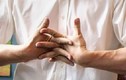 Thực hư thói quen bẻ đốt ngón tay gây hại sức khỏe