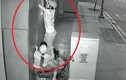 Đôi nam nữ ôm bao tải đi trộm bóng đèn ở TP HCM