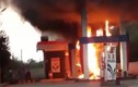 Khoảnh khắc xe máy cháy nhấn chìm cây xăng trong biển lửa