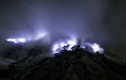 Ánh sáng xanh ma mị phát ra từ núi lửa ở Indonesia