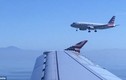 Cảnh tượng hai máy bay sánh đôi cùng hạ cánh một lúc