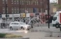 Bị cảnh sát truy đuổi vì rửa xe trong đài phun nước 