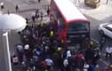 100 người nhấc bổng xe buýt cứu người kẹt dưới gầm