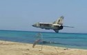 Chiến đấu cơ MiG-23 lượn sát đầu người trên bãi biển