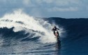 “Quái xế” lướt sóng ngoạn mục bằng mô tô