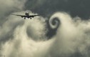 Máy bay chở khách vẽ trái tim bằng mây tuyệt đẹp 