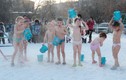 Rùng mình trẻ mẫu giáo Nga tắm nước đá 