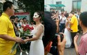 Nữ giảng viên mặc váy cưới cầu hôn học trò gây sốt 