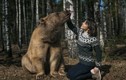 Gấu khổng lồ thích chơi cờ và chụp ảnh “tự sướng“