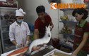 Xem xẻ thịt cá hồi Na Uy đắt đỏ tại Hà Nội