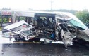 Hai xe khách đâm nhau kinh hoàng, 14 người thương vong