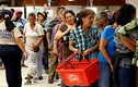 Thảm cảnh xếp hàng chờ mua trong siêu thị ở Venezuela