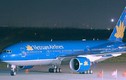 Máy bay Vietnam Airlines hạ cánh khẩn để cứu hành khách co giật