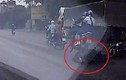 Video: Tránh ô tô ngược chiều, 2 người đi xe máy bị xe sau cán qua