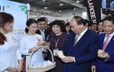 Thủ tướng thăm quan gian hàng TH tại Hội chợ Food and Hotel Asia
