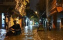 Mưa “khủng” ở Hà Nội: Người co chân ngồi nhậu, kẻ hì hục tát nước