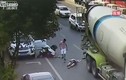 Video: Bị xe bồn cán qua đầu, cô gái đi xe máy sống sót thần kỳ