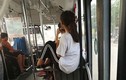 Nóng mắt với hình ảnh cô gái có tư thế ngồi khó đỡ trên xe buýt 