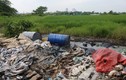 10 thùng phuy nghi chất thải công nghiệp trên Đại lộ Thăng Long