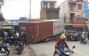 Kinh hoàng thùng xe container bất ngờ lật ngang giữa đường