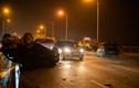 Tai nạn liên hoàn 3 ô tô trên cầu Vĩnh Tuy, 1 xe nát đầu
