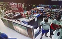 Video: Ô tô lao thẳng vào cửa hàng, 3 người thoát chết thần kỳ 