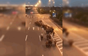 Video: Người đàn ông ung dung dắt đàn trâu đi ngược trên cao tốc
