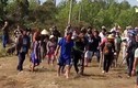 Video: Đi đưa tang bị hàng xóm cản đường, hàng chục người bỏ quan tài lao vào đánh nhau