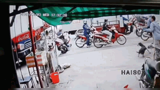 Video: Cuống cuồng vứt xe bỏ chạy, người đàn ông vẫn gặp nạn thảm khốc