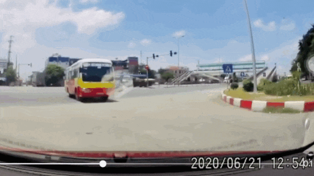 Video: Xe đầu kéo vượt đèn đỏ, tông xe buýt lật nghiêng trên QL5