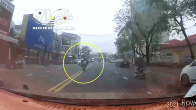 Video: Nữ ninja chạy lấn làn, đâm trực diện vào đầu ô tô