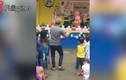 Video: Đứng cổ vũ con gái, bố không quên múa dẻo “nhắc bài“