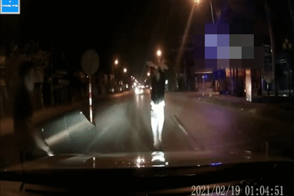 Video: Chặn đầu ô tô, thanh niên nhận ngay trận đòn nhớ đời 